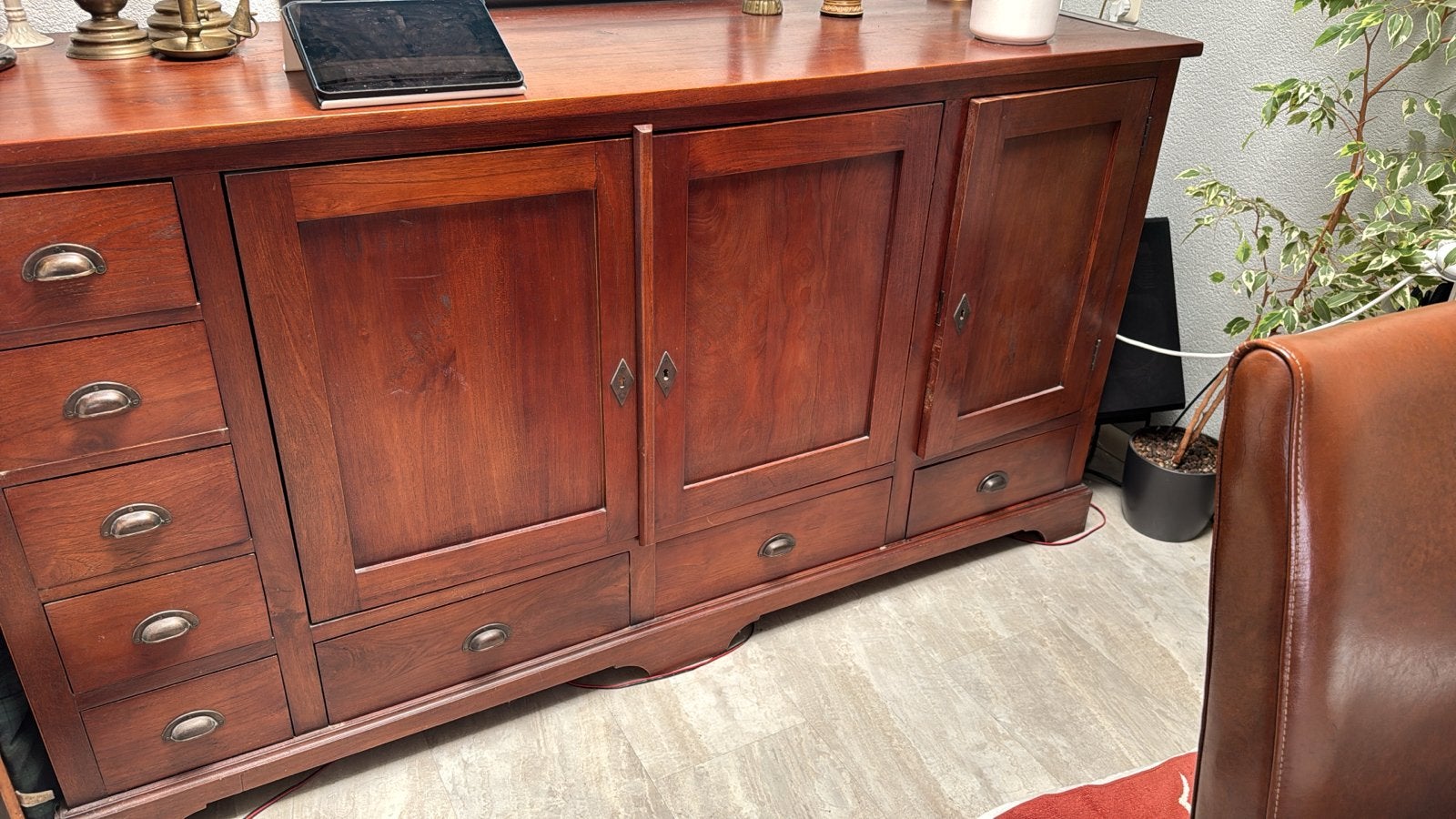 Massief houten noten dressoir met lades en deuren, Ophalen