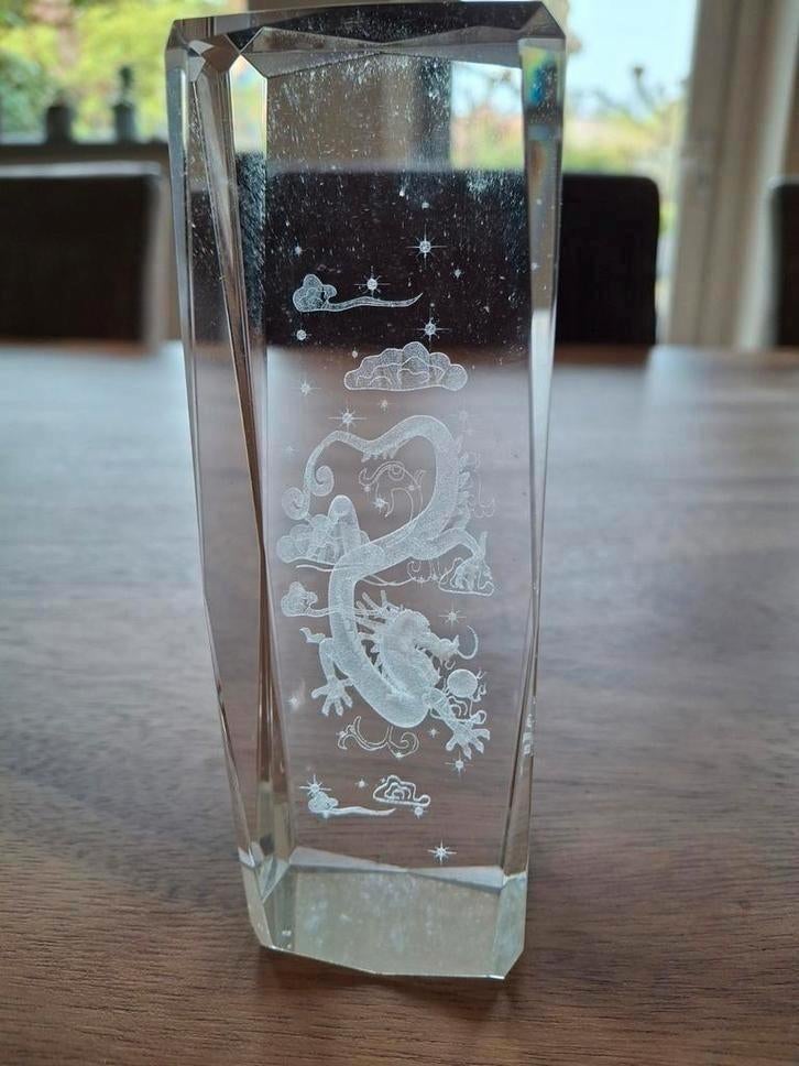 Draak hologram in glas, Ophalen