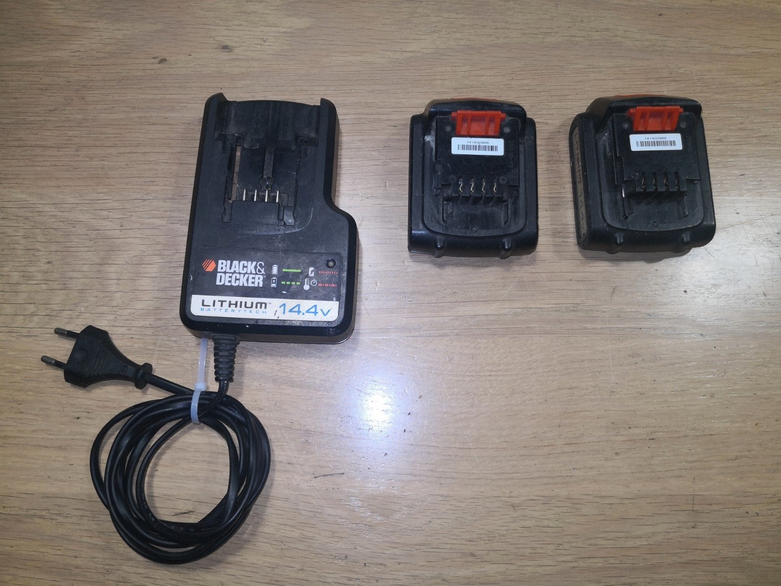 Black & Decker 14.4V Lithium Batterijlader met accu's, Ophalen of Verzenden, Gebruikt, Minder dan 400 watt, Overige typen
