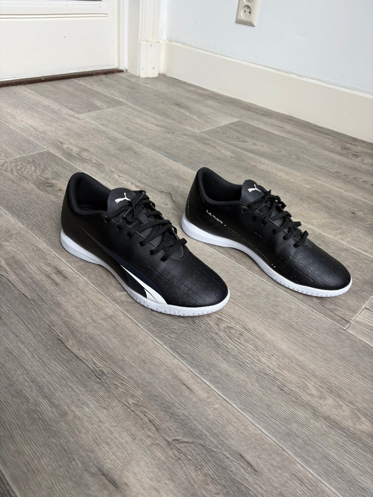 Puma Ultra Play IT zaalvoetbalschoenen maat 44 – ZGAN!!, Kleding | Heren, Ophalen of Verzenden, Zo goed als nieuw, Zwart