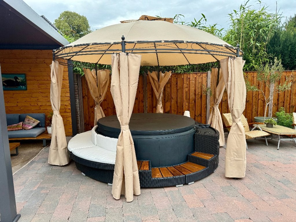 Foto 3 van Softub Resort 6 pers Jacuzzi met omkasting en leuke extra's