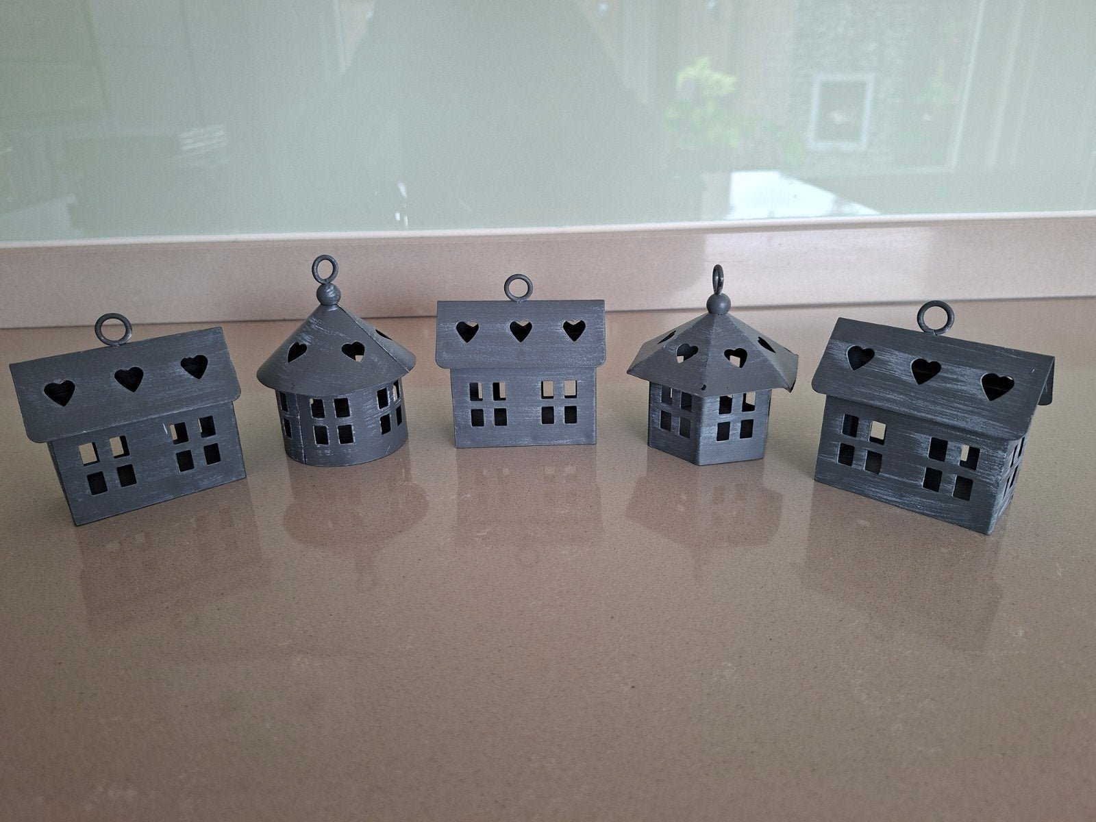 5 gesloten metalen mini huisjes - decoratie, Huis en Inrichting, Woonaccessoires | Overige, Gebruikt, Overige stijlen, Ophalen of Verzenden