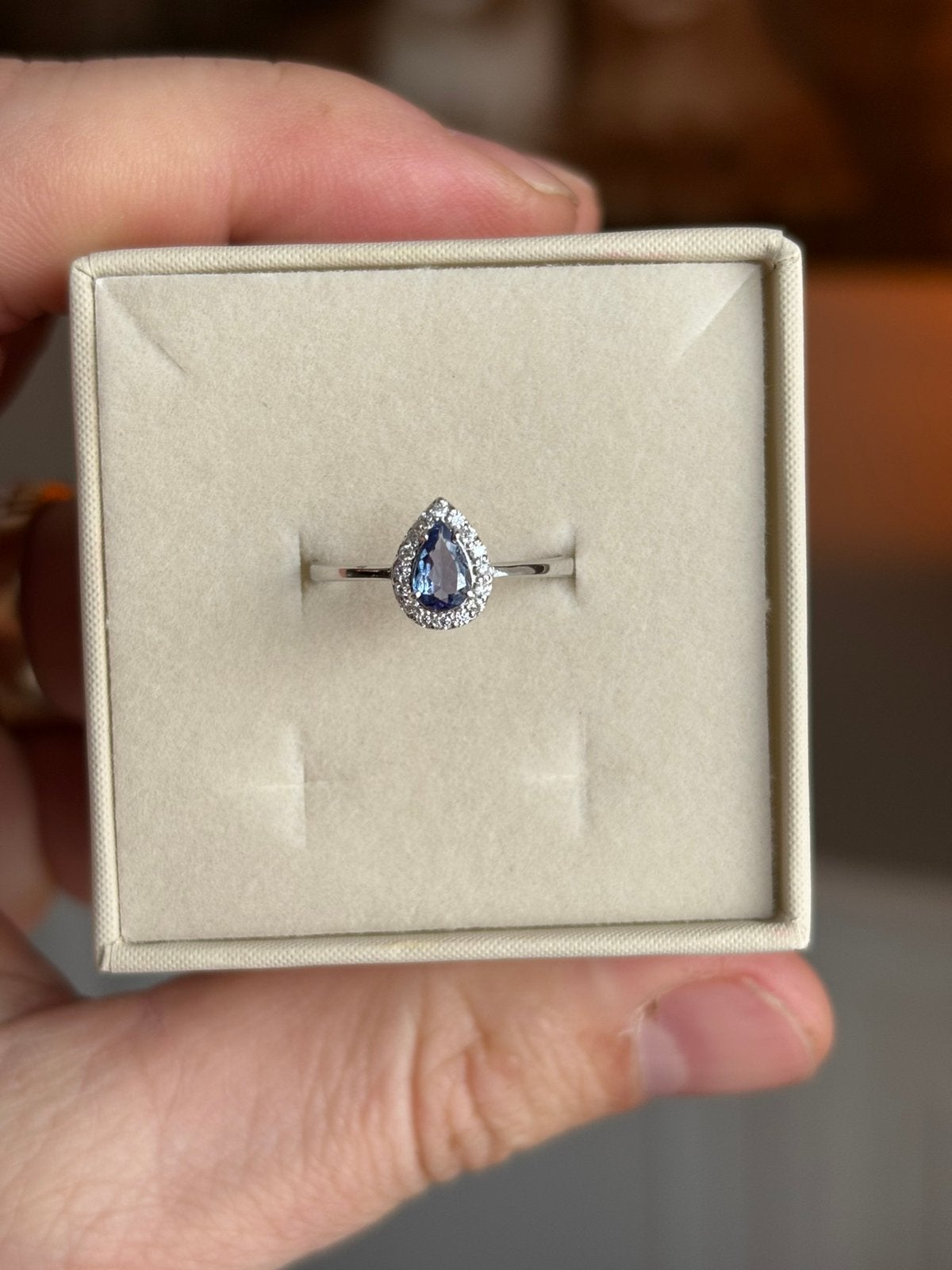 Wit gouden ring met tanzaniet en diamanten, Wit, Ophalen of Verzenden, Kleiner dan 17, Dame