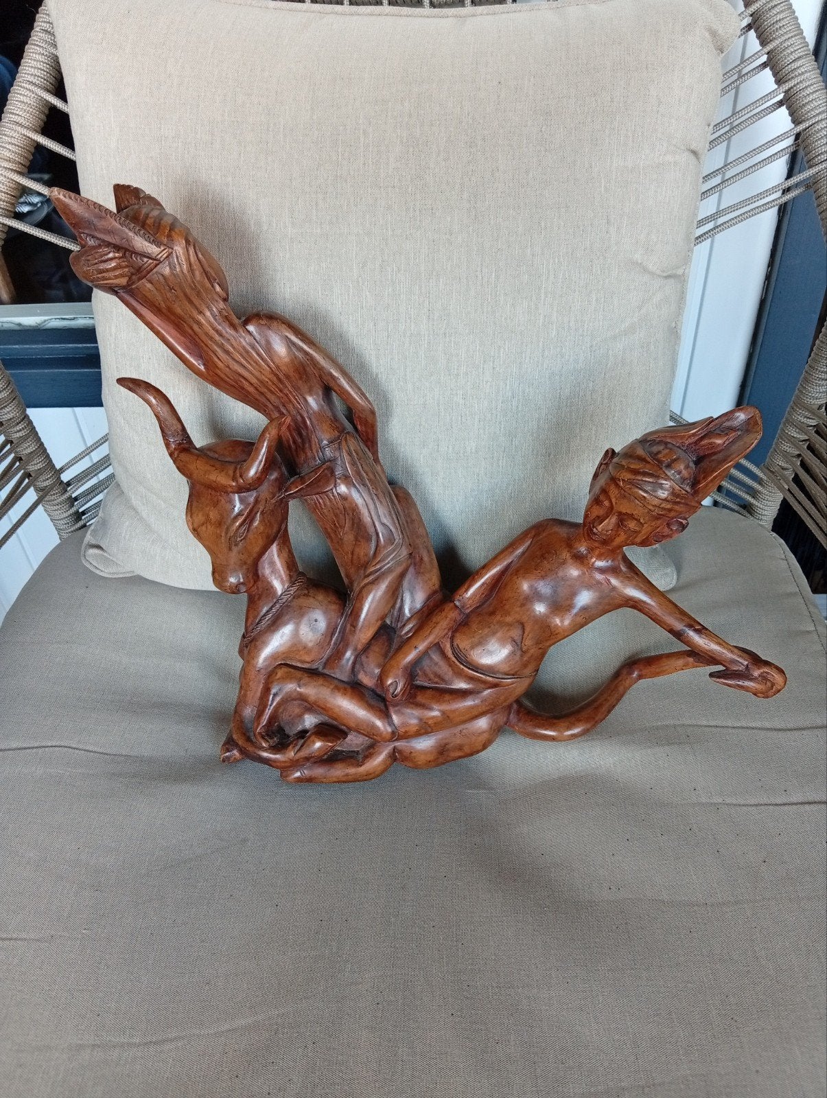 Houten sculptuur: Vrouw en stier, Ophalen of Verzenden, Handgemaakt, 20 - 50 cm, Scène