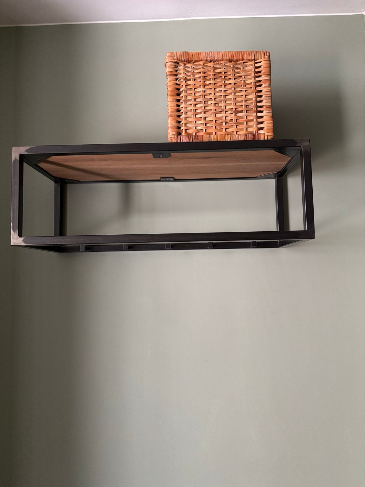 Stijlvolle wandkapstok met houten plank en metalen frame, Zo goed als nieuw, Minder dan 100 cm, Hout, Ophalen