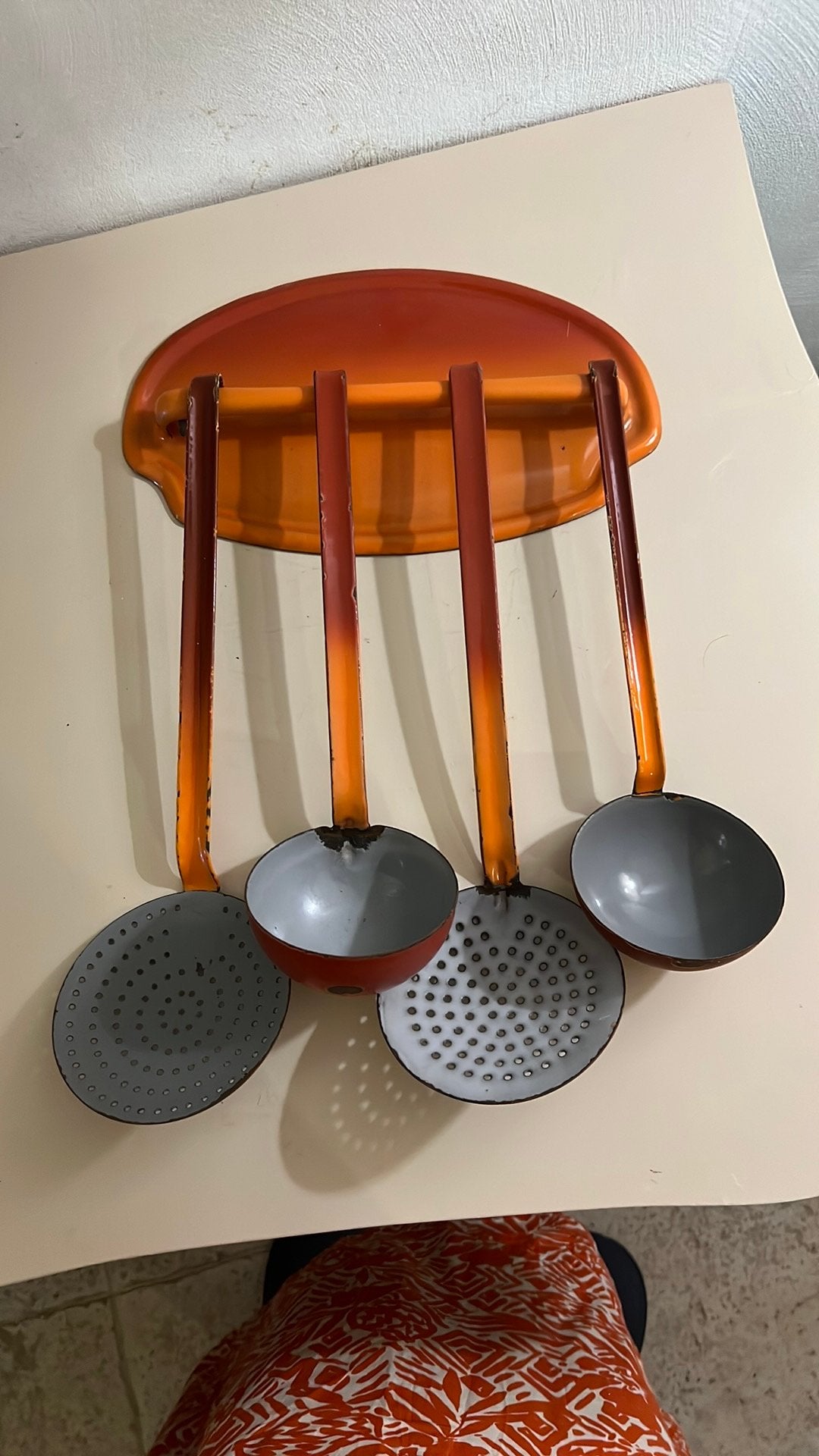 Emaille oranje brocante lepelrek, Ophalen