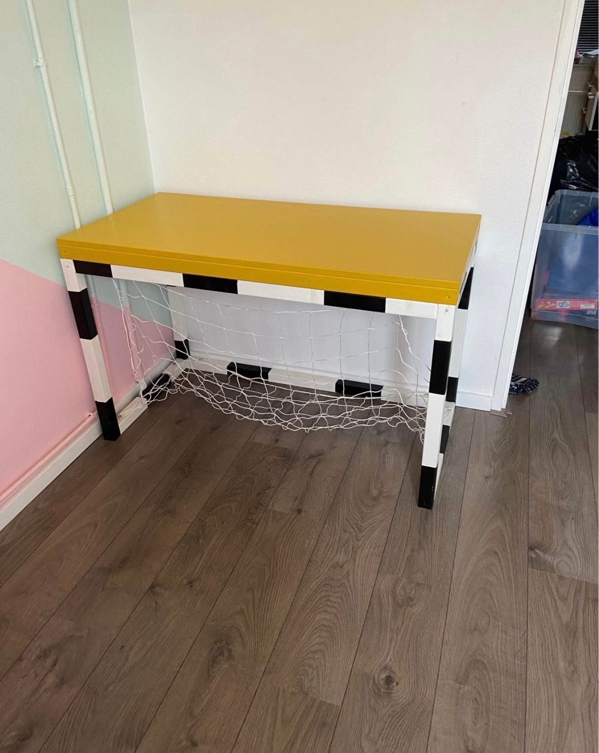 Bureau met net - Geel en zwart, Huis en Inrichting, Ophalen, Gebruikt