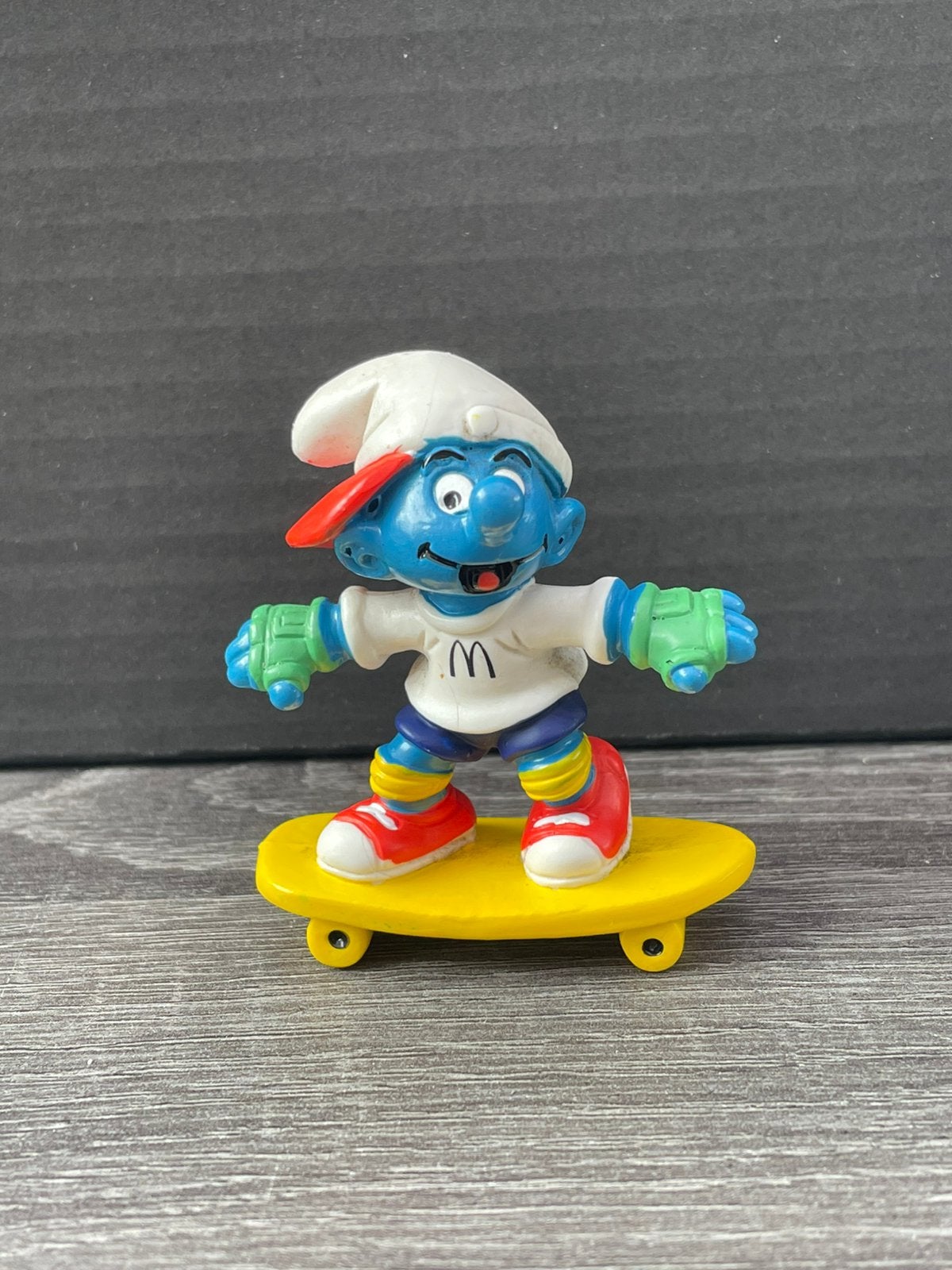 Smurf op skateboard - McDonald's Happy Meal figuurtje, Verzamelen, Smurfen, Ophalen of Verzenden, Gebruikt, Overige Smurfen, Poppetje, Figuurtje of Knuffel