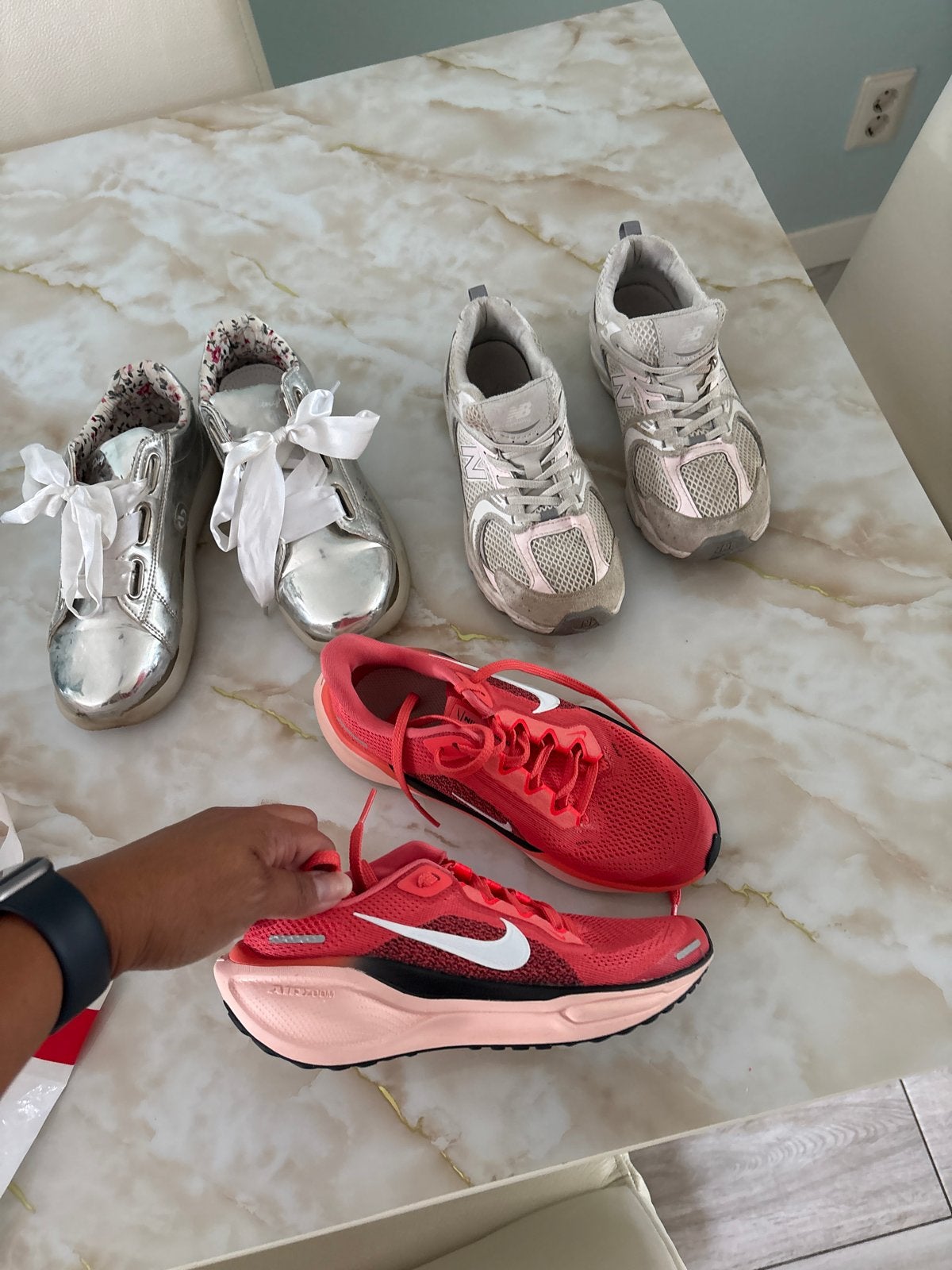 Diverse schoenen: Nike, New Balance en zilveren veterschoene, Kleding | Dames, Schoenen, Ophalen of Verzenden, Gedragen, Rood