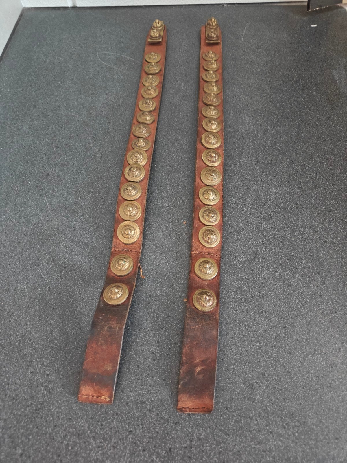 2 oude lederen riemen met bronzen elementen 49x3 cm.
Let op, Antiek en Kunst, Ophalen of Verzenden