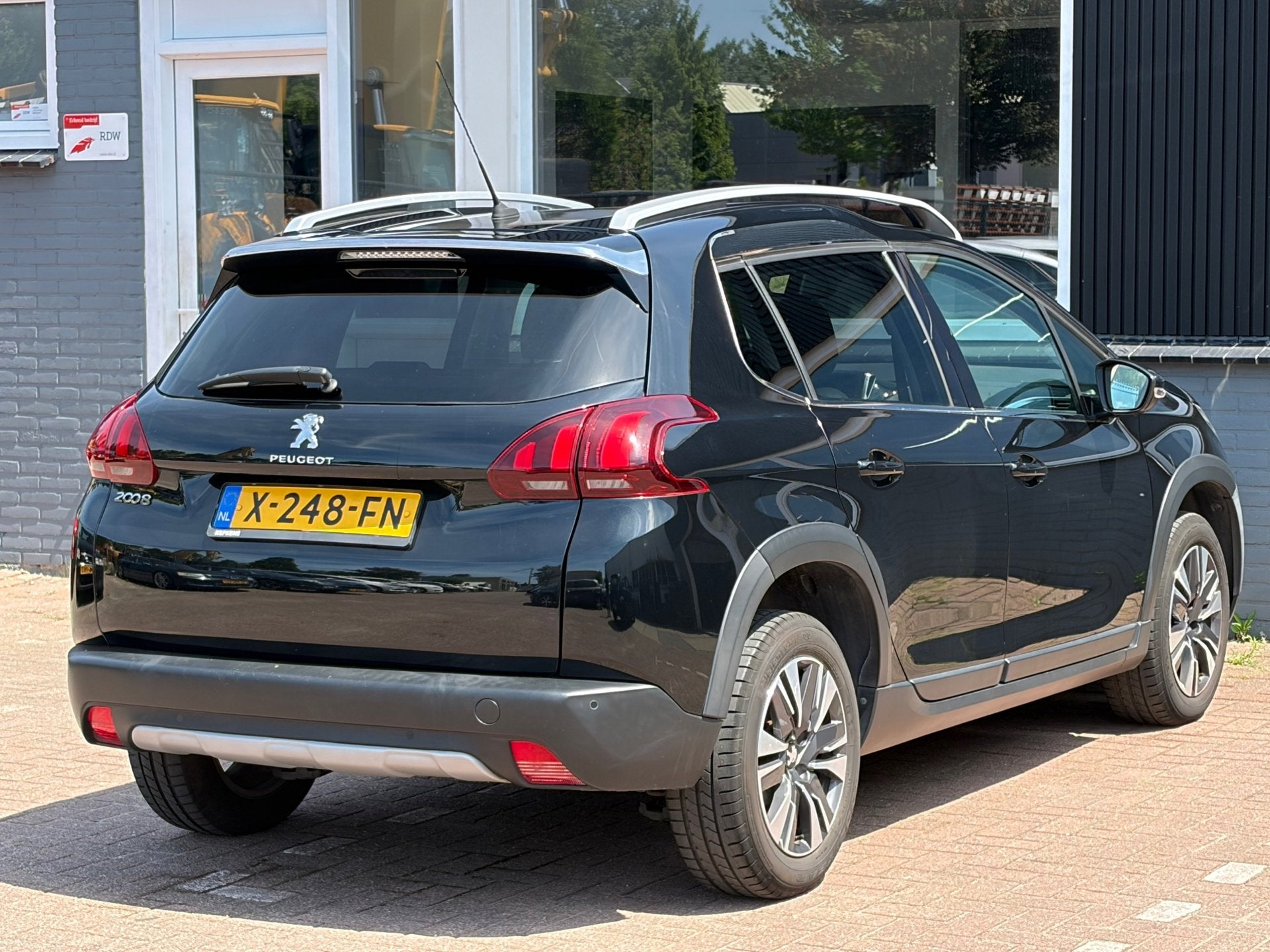 Peugeot 2008 1.2 PureTech / Pano / Navi / Leder / 131 PK, Auto's, Voorwielaandrijving, Euro 6, 1199 cc, Startonderbreker