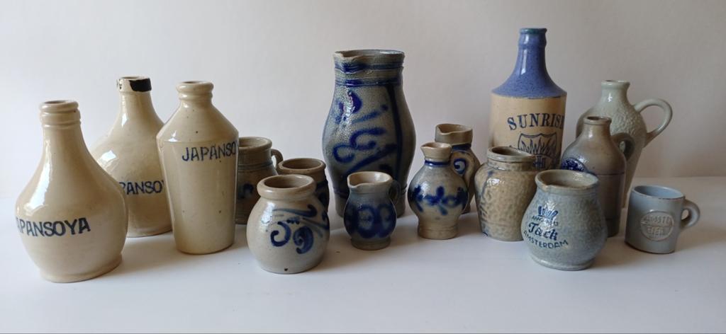 Collectie van 15 antieke aardewerken flessen en kruiken, Antiek en Kunst, Verzenden