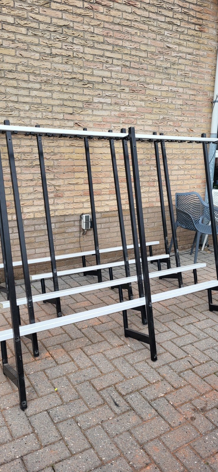 4 kleedkamer banken met garderobe haken, Gebruikt, Metaal, 150 tot 200 cm, Ophalen