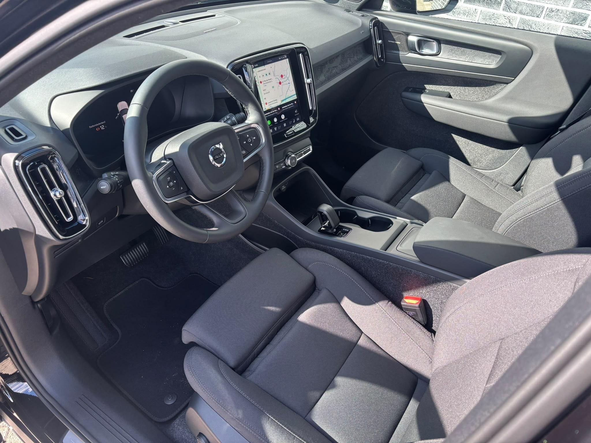 Volvo EX40 Single Motor Extended Range Plus Black Ed. 82 kWh, Auto's, Automaat, Gebruikt, Zwart, 1975 kg