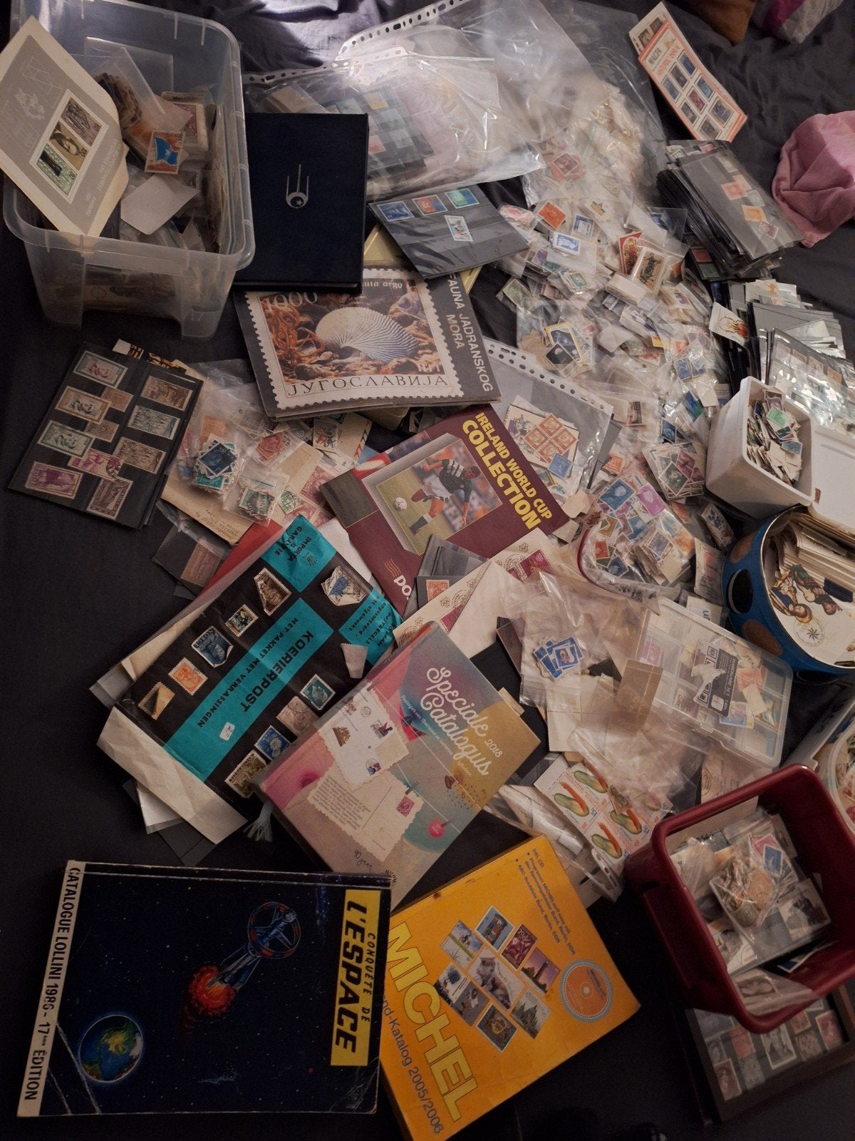 Grote partij postzegels en catalogusen, Postzegels en Munten, Ophalen of Verzenden