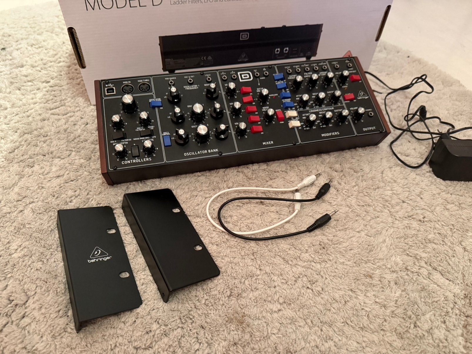 Behringer Model D + originele rack ears + doos, Muziek en Instrumenten, Synthesizers, Ophalen of Verzenden, Zo goed als nieuw