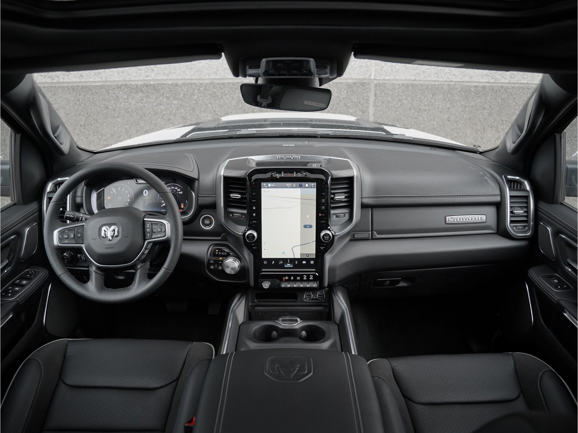 Dodge Ram 1500 5.7 V8 4x4 Crew Cab Laramie Night Luchtvering, Automaat, 2460 kg, 5654 cc, Lichtsensor