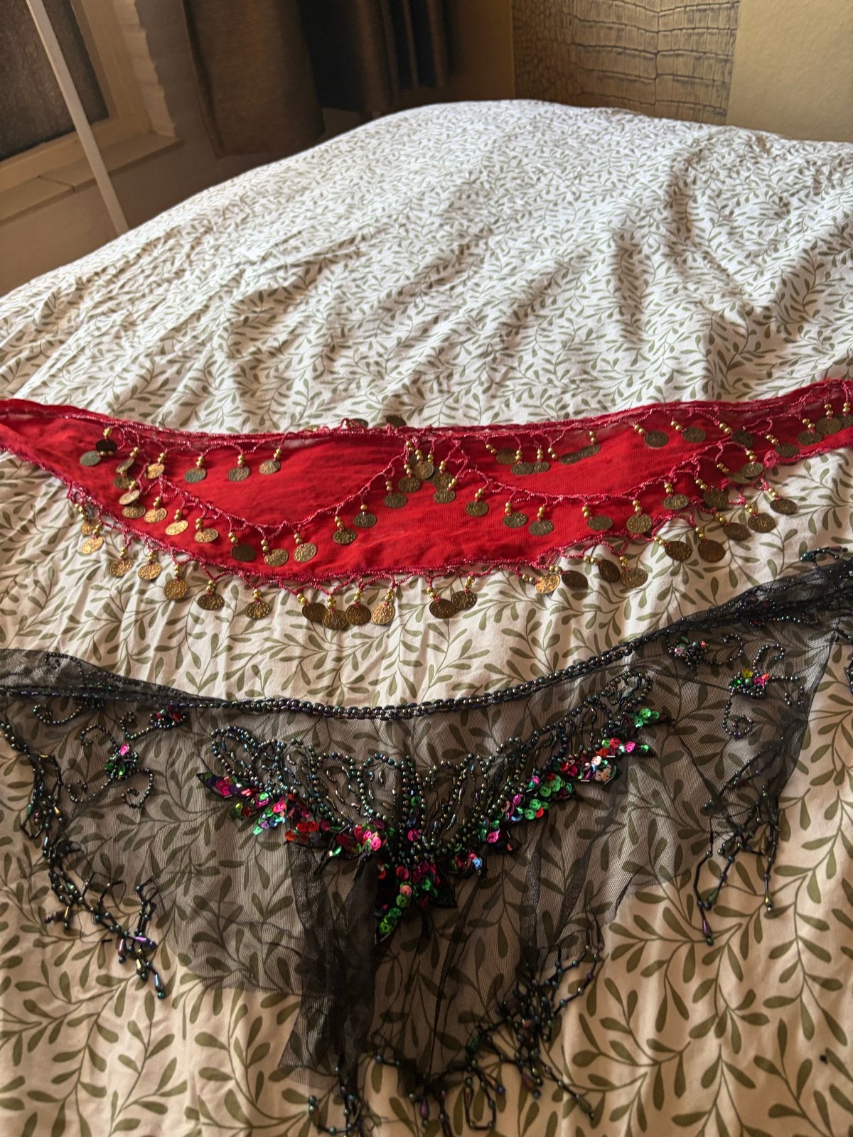Buikdans heupsjaals - Rood met munten & Zwart met kralen, Ophalen of Verzenden, Gedragen, Overige thema's, Accessoires