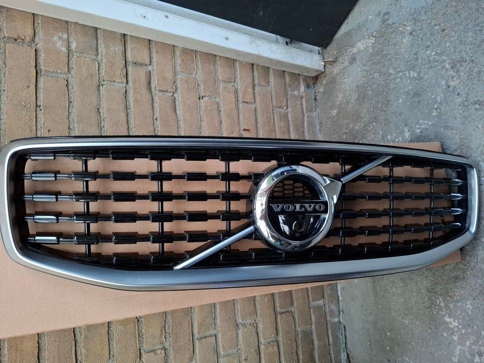Grill Volvo V60 R disign  2018 + in nieuwstaat, Ophalen, Voor, Nieuw, Volvo