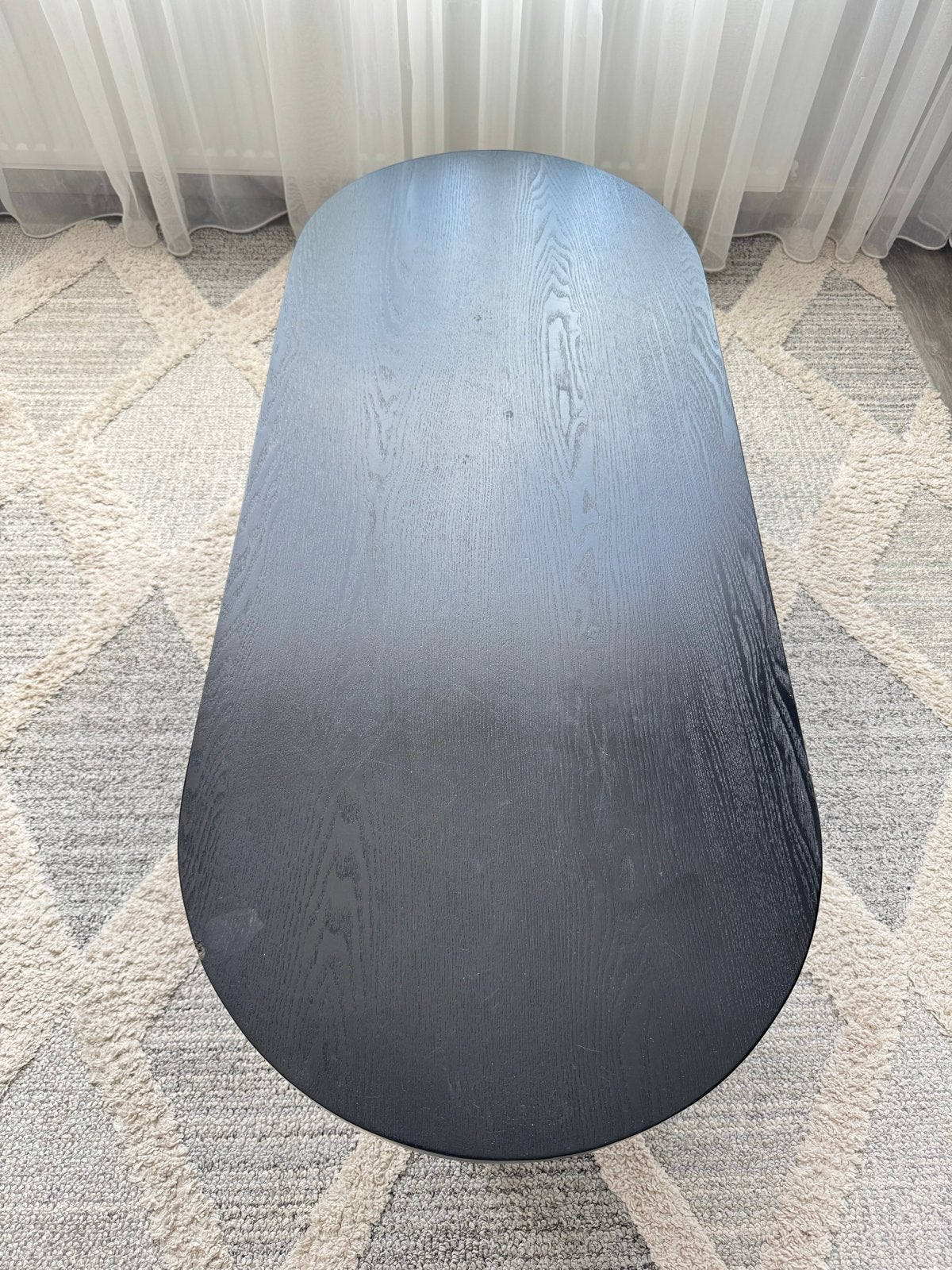 Zwarte ovale salontafel met beschadigingen, Huis en Inrichting, Tafels | Salontafels, Ophalen, Gebruikt, 50 tot 100 cm, 150 tot 200 cm