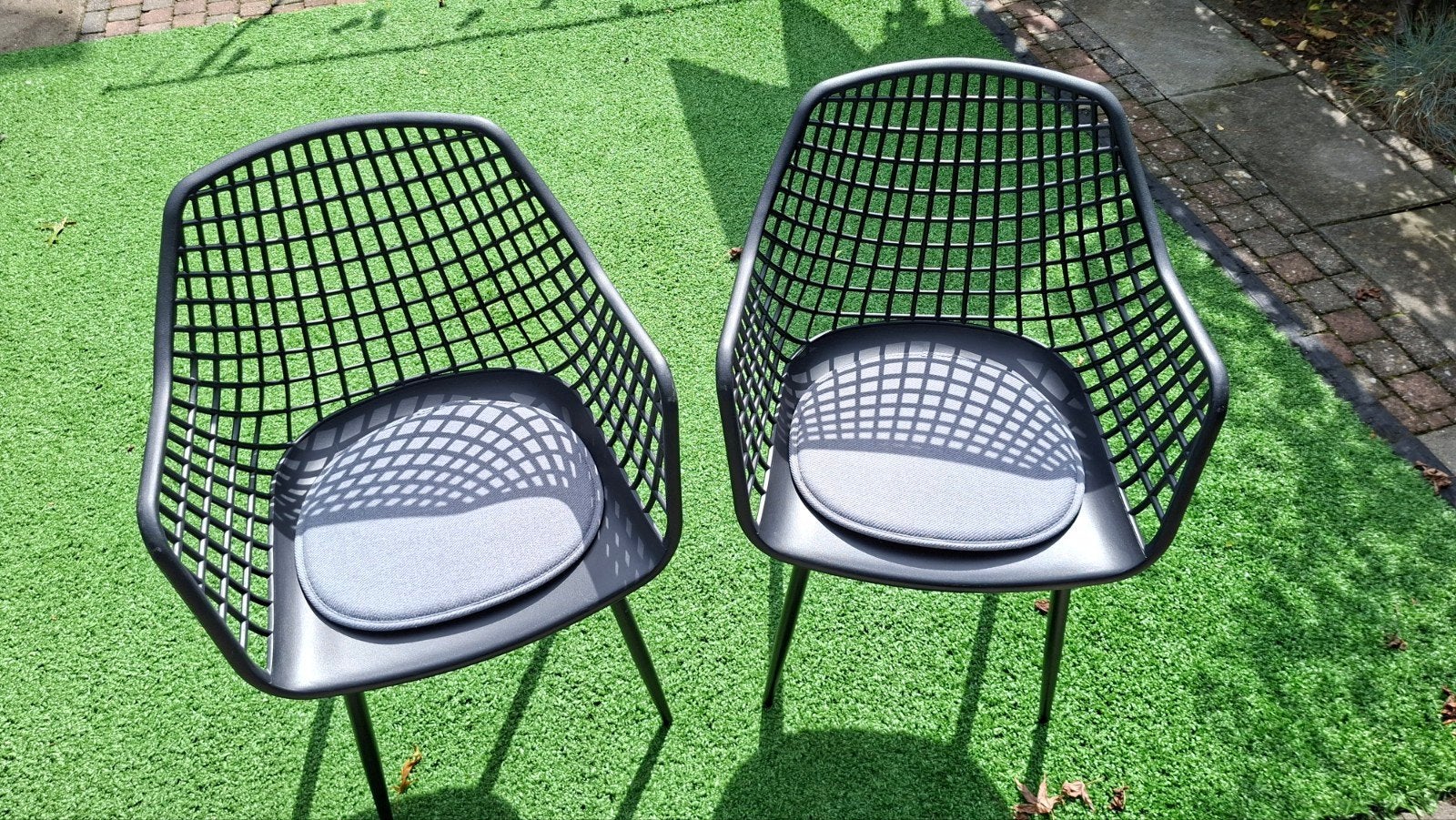 2 stevige zwarte tuinstoelen met kussens (z.g.a.n.), Ophalen, Zo goed als nieuw, Kunststof