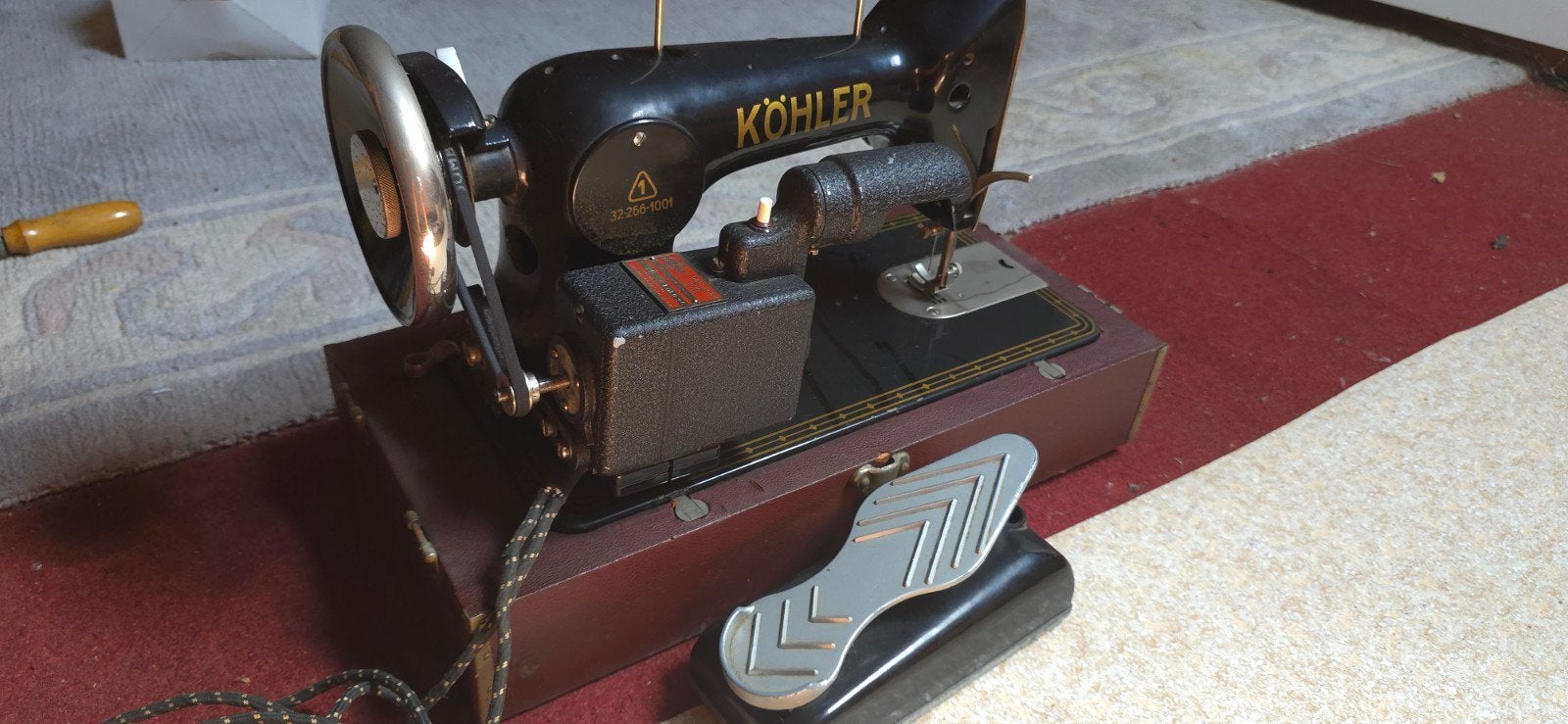 Vintage Köhler elektrische naaimachine (jaren '50-'60), Ophalen