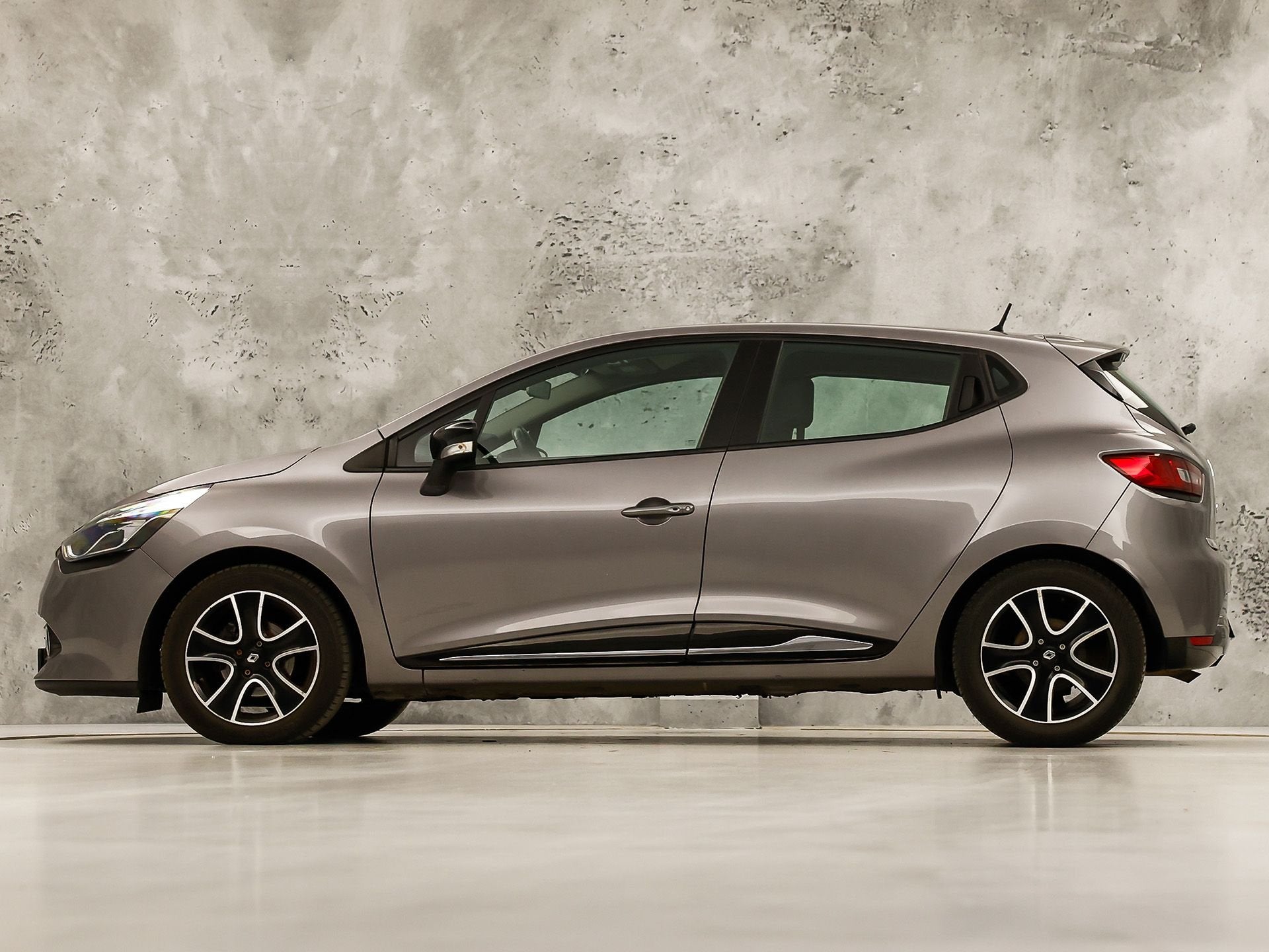 Renault Clio 0.9 TCe Dynamic Sport (NAVIGATIE, CRUISE, LM VE, Auto's, Voorwielaandrijving, Zwart, 540 kg, Handgeschakeld