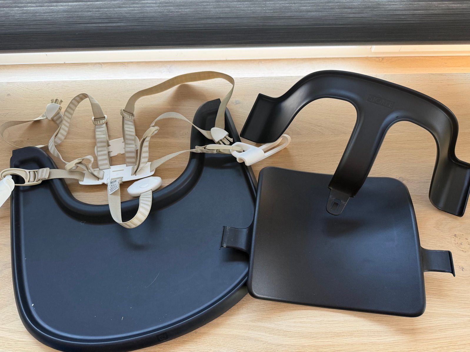 Stokke Tripp Trapp Baby Set met tuigje en tray zwart, Kinderen en Baby's, Kinderstoelen, Ophalen, Zo goed als nieuw, Meegroeistoel