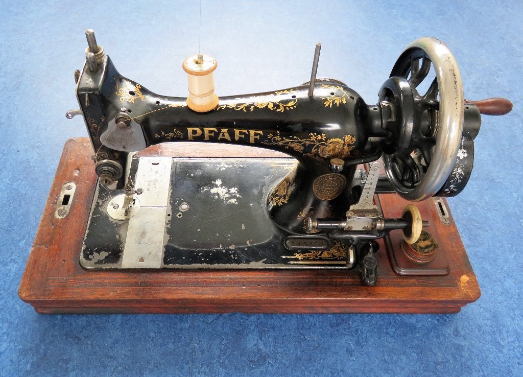 Antieke Pfaff naaimachine met hand aandrijving, Ophalen