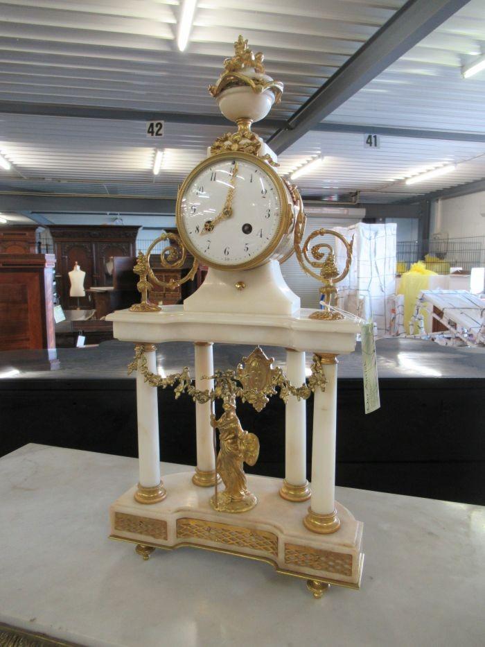 Oer 10094 ANTIEKE wit marmeren en bronzen portaal pendule, Antiek en Kunst, Antiek | Klokken, Ophalen