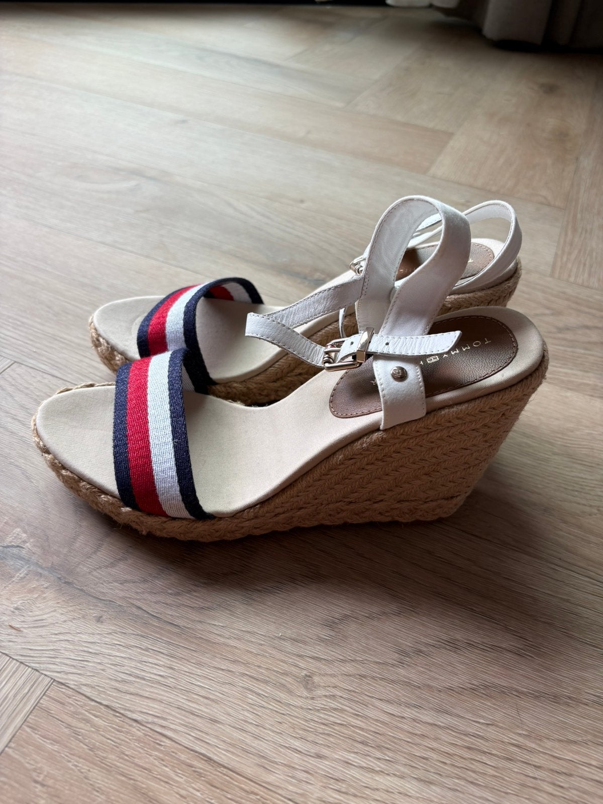 Tommy Hilfiger sandalen wit nieuw maat 40, Wit, Zo goed als nieuw, Sandalen of Muiltjes, Ophalen of Verzenden