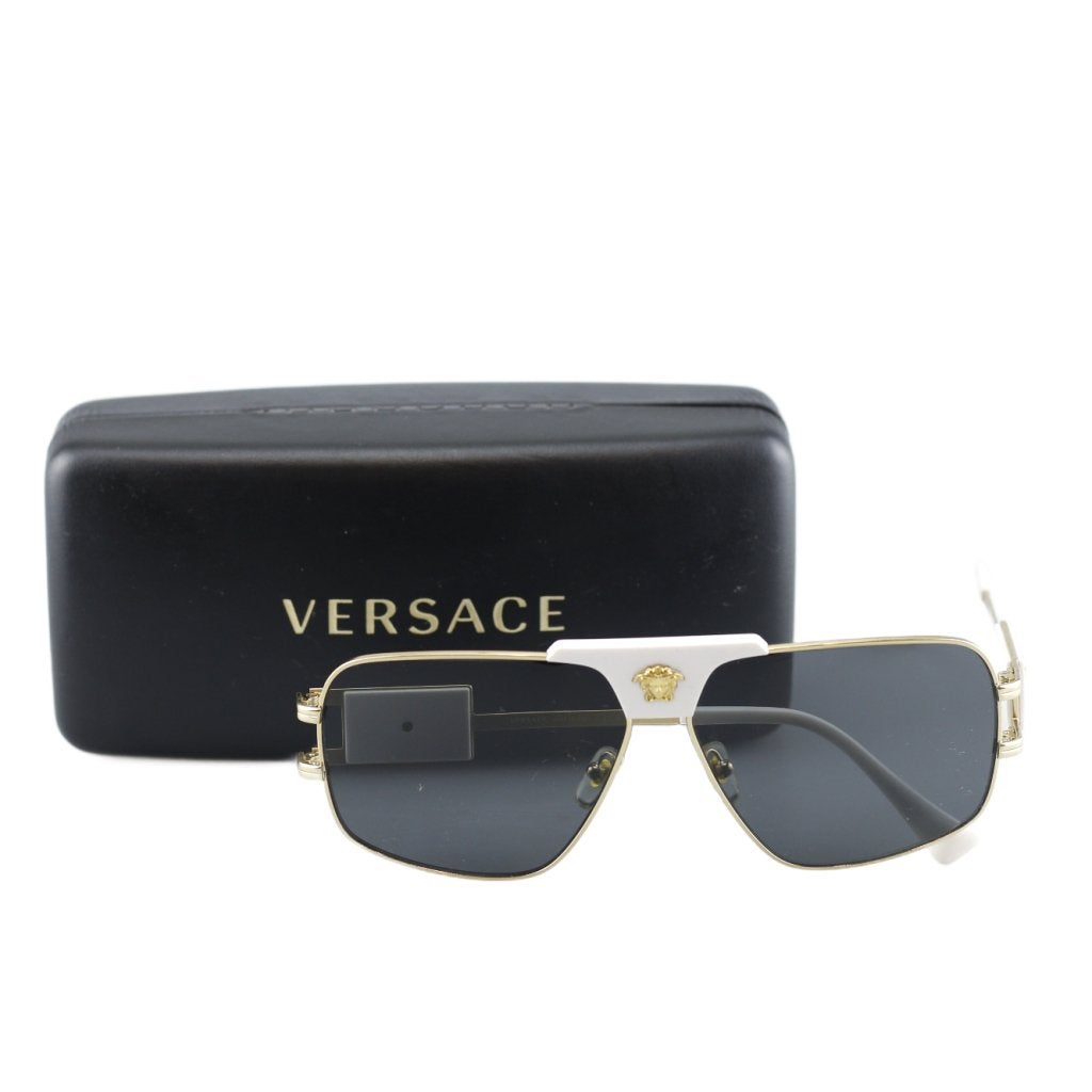 Versace VE2251 1471/87 Zonnebril Goud / Wit, Versace, Zo goed als nieuw, Support@versace.com, Via GesÃ¹ 12
20121 Milan
Italy