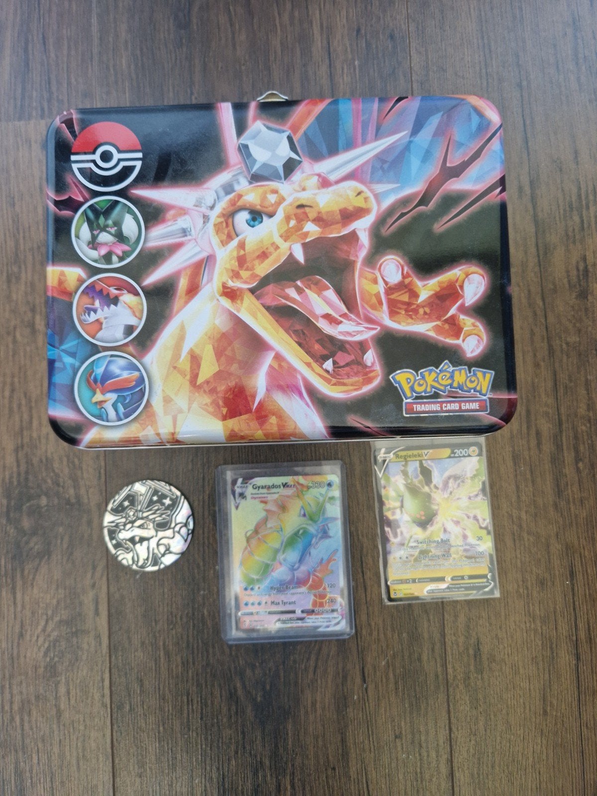 Pokémon IJzeren Kist met 1 munt en 2 zeldzame kaarten, Ophalen of Verzenden