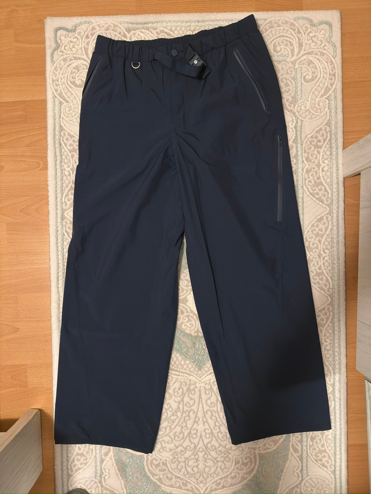 Alo Alpha Shell Pant, Kleding | Heren, Ophalen of Verzenden, Nieuw, Maat 48/50 (M), Blauw
