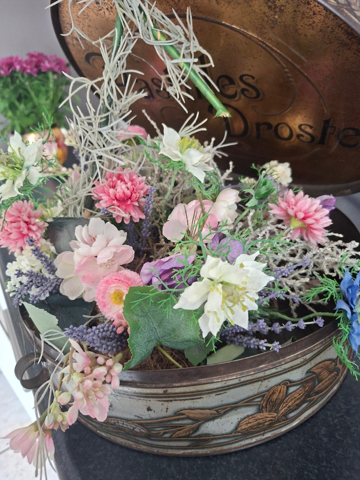 Vintage Droste blik met kunstbloemen, Ophalen