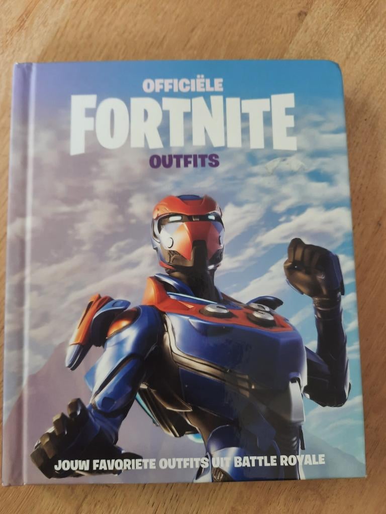 Te koop boek Officiele Fortnite outfits, Ophalen of Verzenden, Zo goed als nieuw