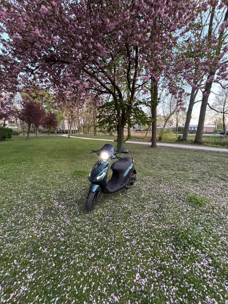 Zip iget 50cc, Fietsen en Brommers, Snorfietsen en Snorscooters, Piaggio, Ophalen of Verzenden, Zo goed als nieuw, Benzine