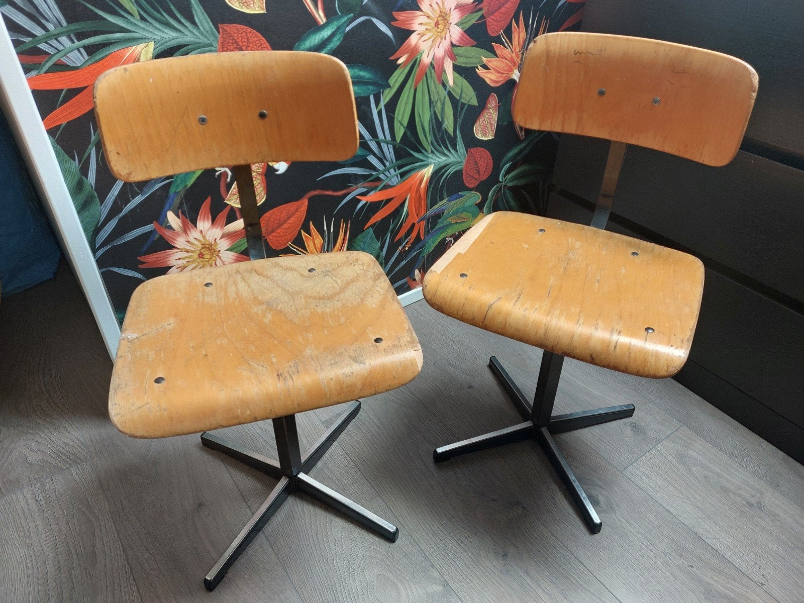 2 Vintage schoolstoeltjes met gebruikssporen, Ophalen