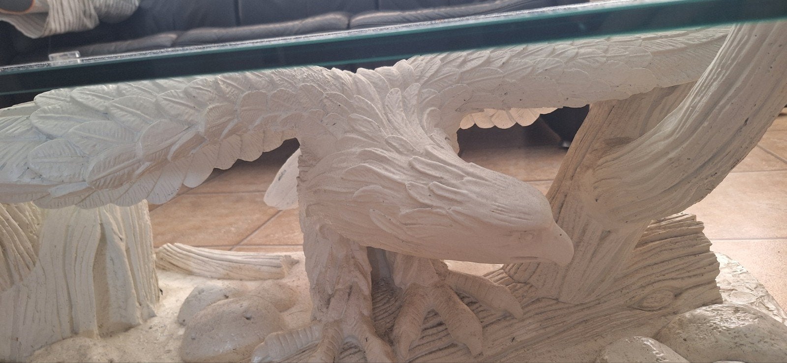 Salontafel met glazen blad en adelaar sculptuur, 50 – 75, Gebruikt, 100 tot 150 cm, Klassiek, Uniek, Statement