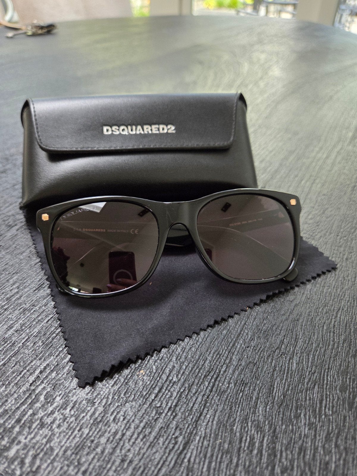 Dsquared2 Zonnebril Zwart met Rood Detail, Ophalen of Verzenden, Zo goed als nieuw, Zonnebril