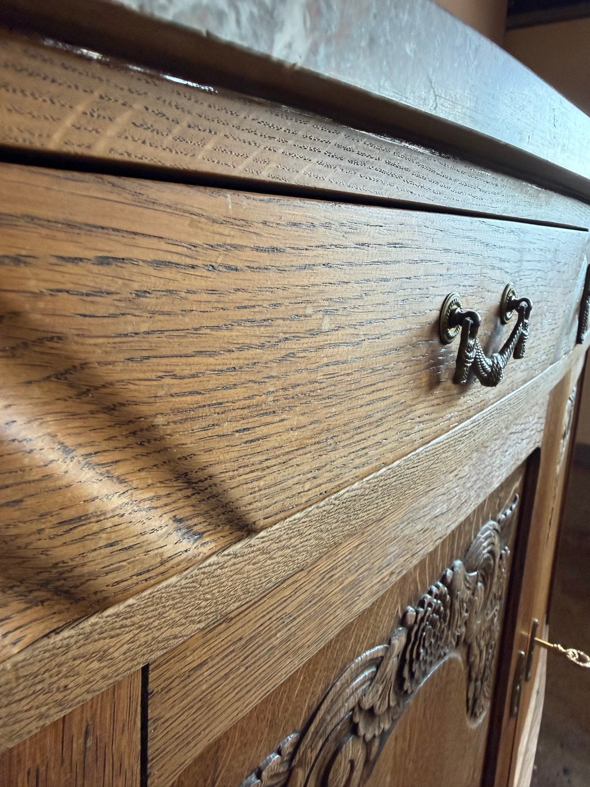 Vintage houten commode met marmeren blad en houtsnijwerk, Ophalen, Gebruikt