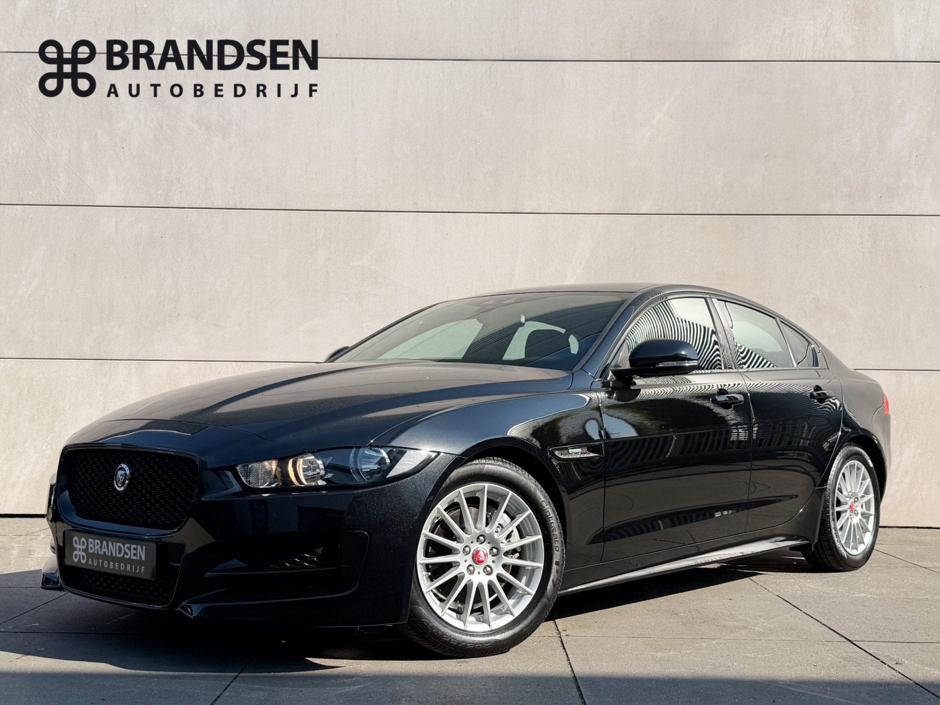 Jaguar XE 2.0 D R-Sport Navi-Leer (bj 2016, automaat), Automaat, Achterwielaandrijving, 4 cilinders, Met garantie (alle)