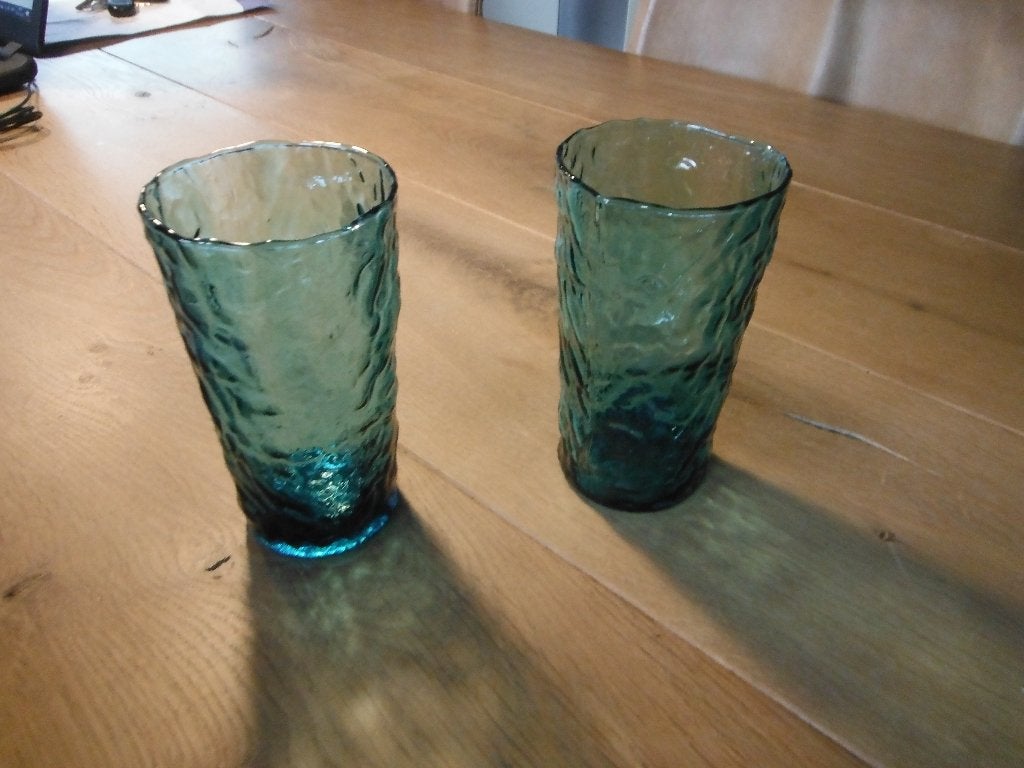 2 mooie vintage relief blauwe glazen, Made in Italy, Verzenden