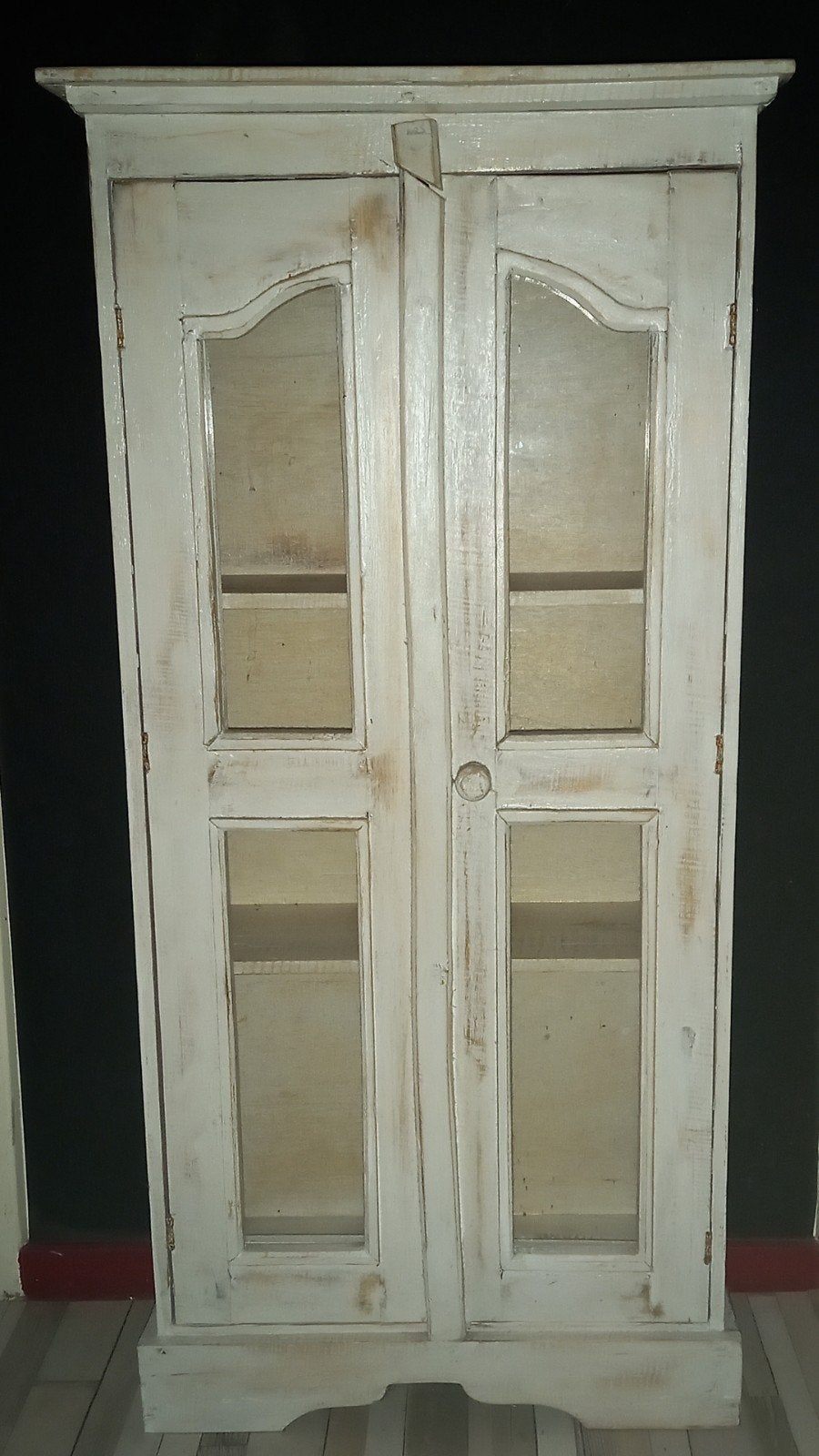 Vintage wit houten kastje met glazen deuren, Ophalen, Minder dan 50 cm, Glas, Vintage, Brocante