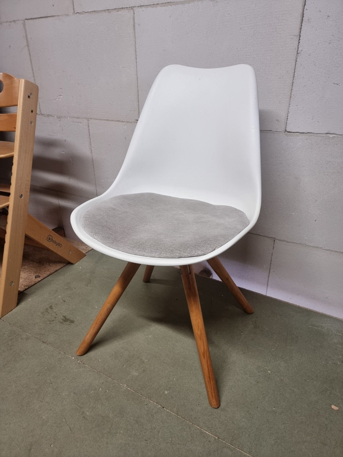 Gebruikte stoel met houten poten en witte kuip, grijze stof, Ophalen, Gebruikt, Wit, Hout