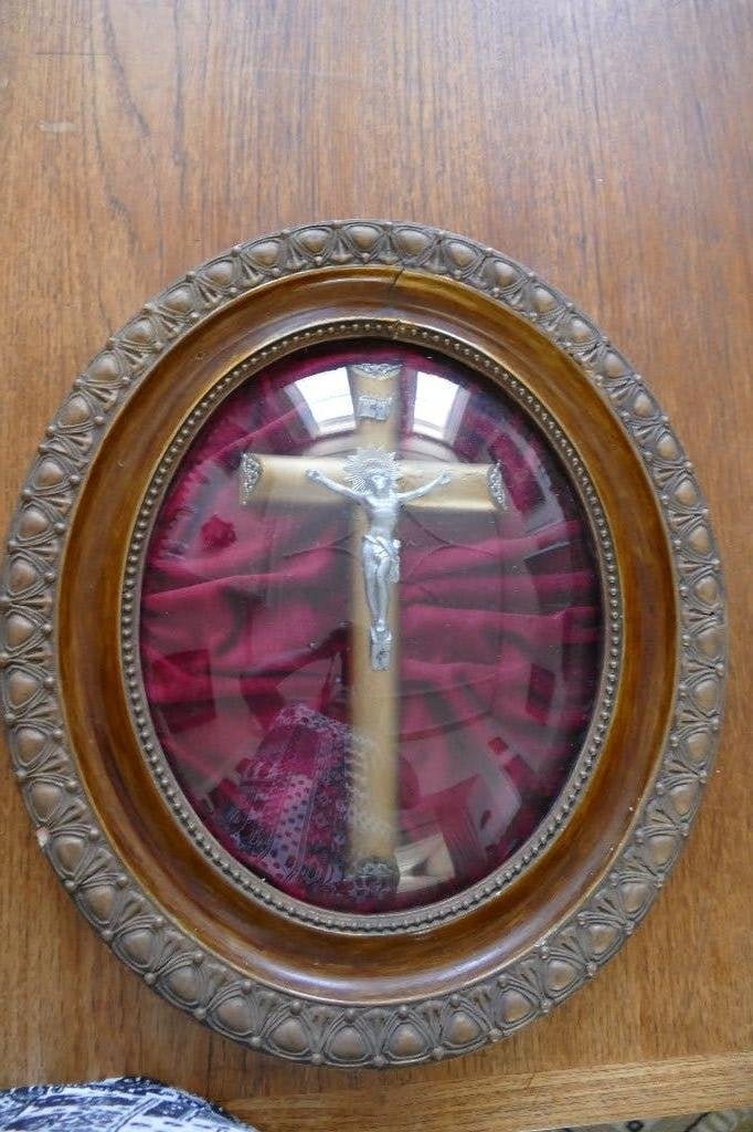 Kruis achter glas, Ophalen of Verzenden