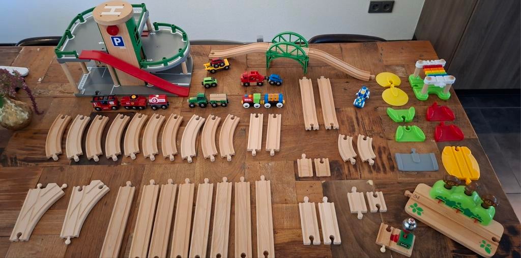 Uitgebreide Brio treinset: garage, bruggen, rails & treinen, Ophalen, Gebruikt, Overige merken