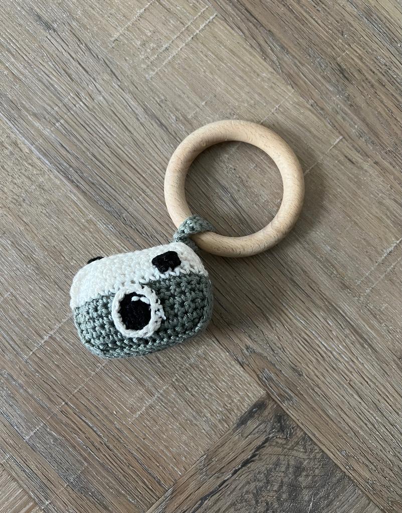Nieuw groen hout bijtring rammelaar baby gehaakt handmade, Ophalen of Verzenden, Zo goed als nieuw, Rammelaar