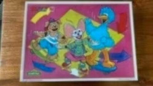 Sesamstraat puzzel met Tommie, Pino en ini mini, Ophalen of Verzenden, Zo goed als nieuw