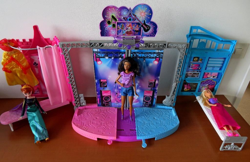 barbie theater / dancing huis + 3 barbie's, Ophalen of Verzenden, Gebruikt, Poppenhuis